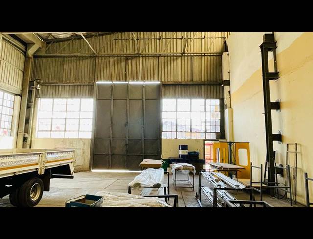700M² WAREHOUSE TO LET IN LEA GLEN